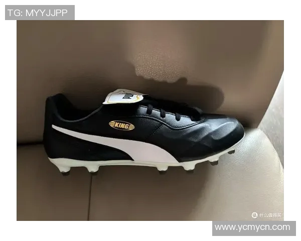 足球明星亲临球场赠送鞋履助力年轻球员梦想成真