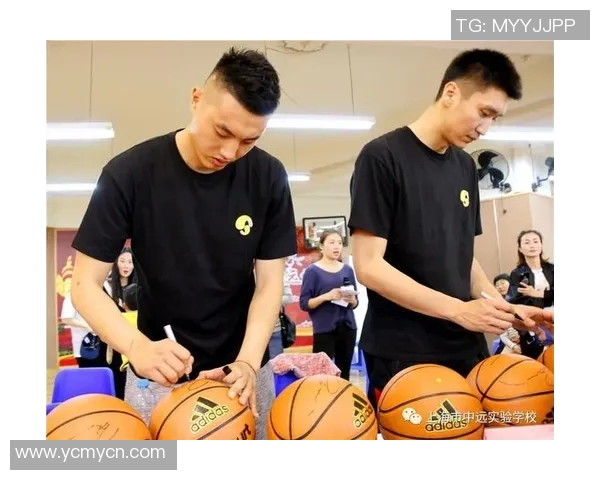 篮球明星与小朋友们亲密合影传递运动热情与梦想的美好瞬间